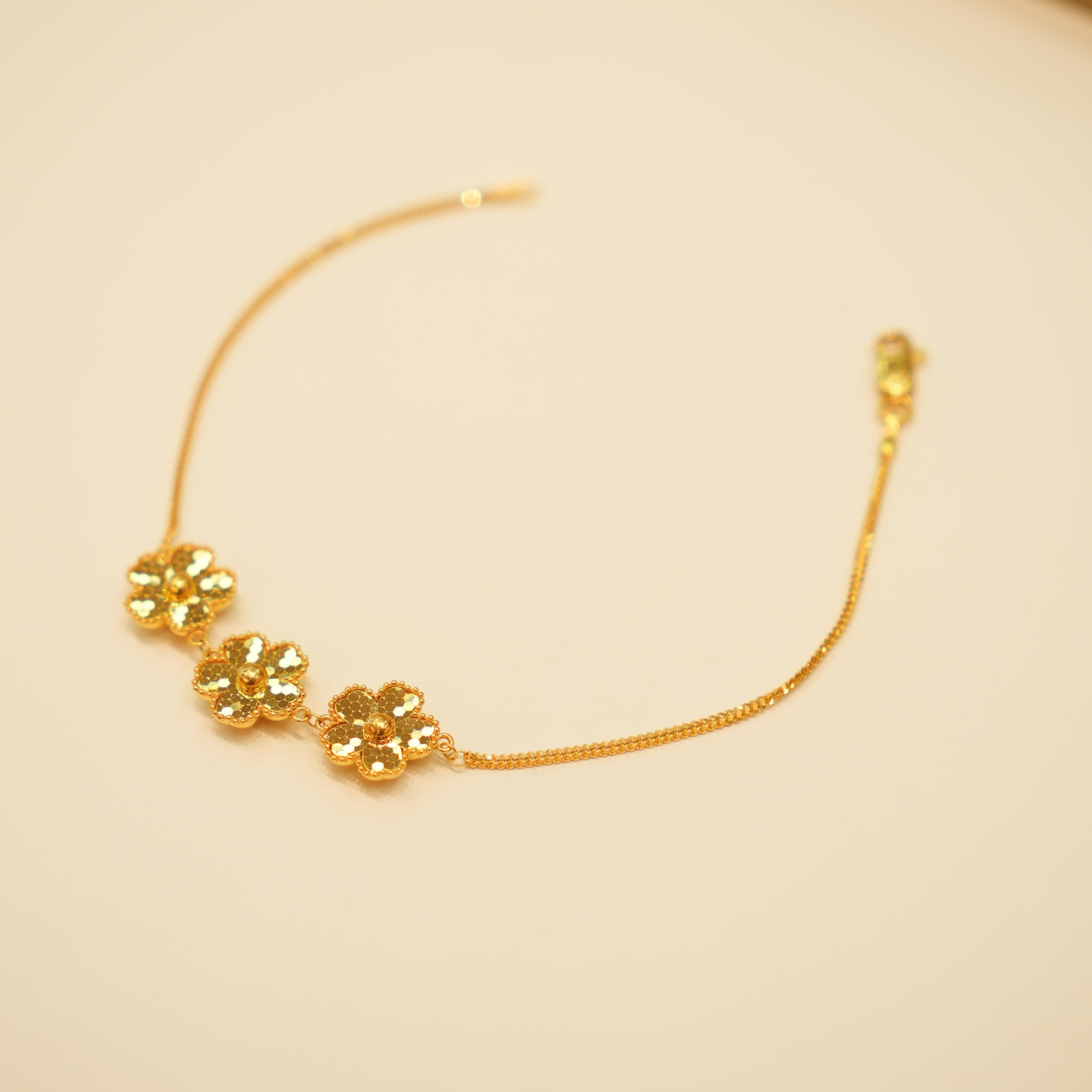 Elegant gold flower charm bracelet