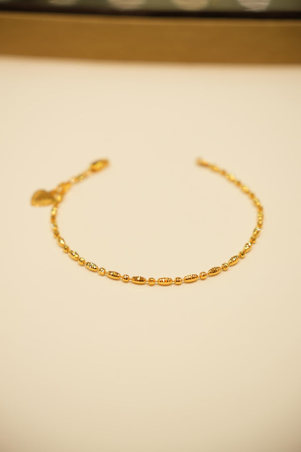 Elegant gold chain bracelet design