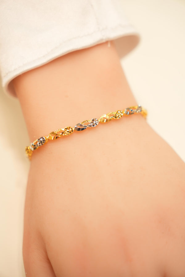 Elegant gold bracelet design
