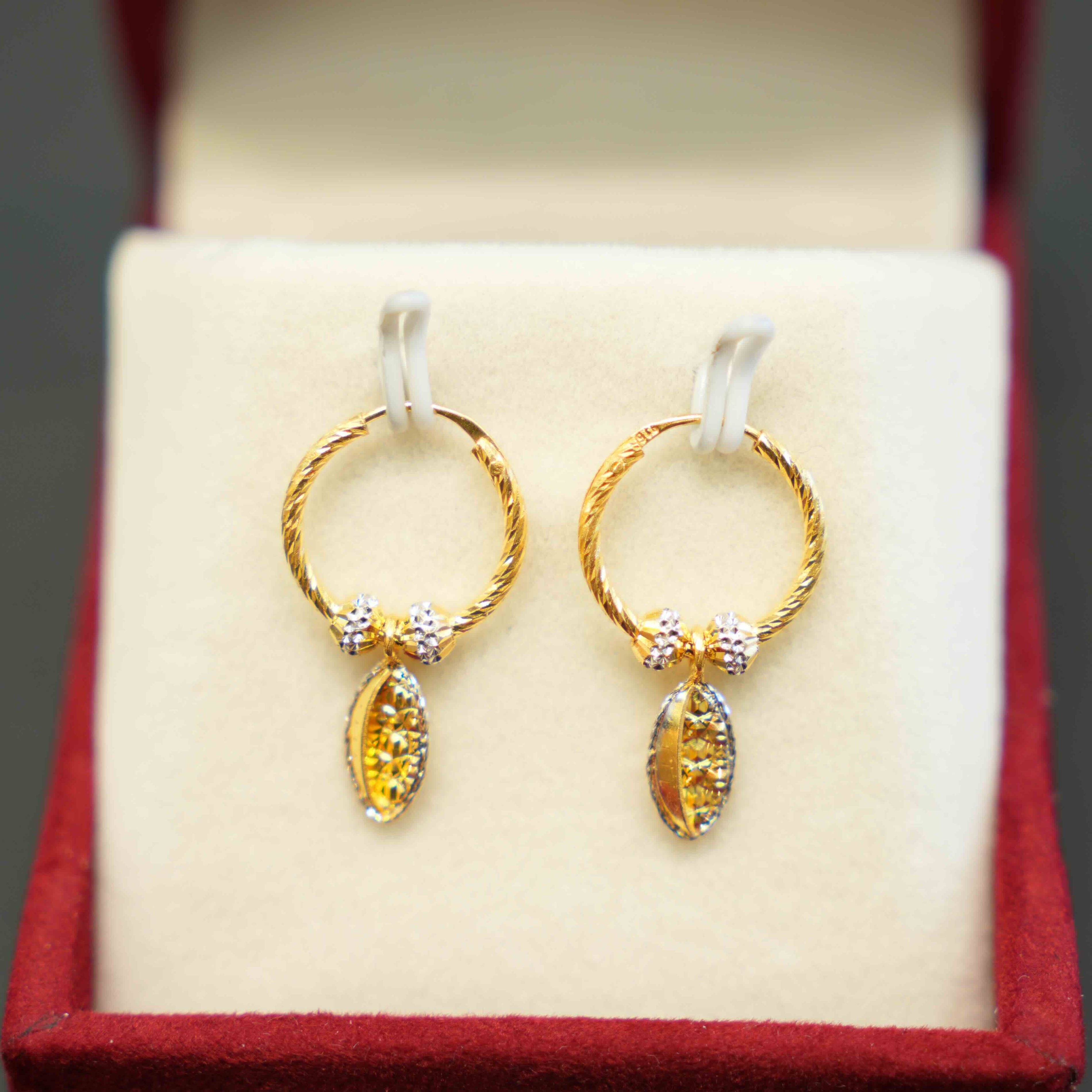 22K Gold Ladies Hanging Earrings