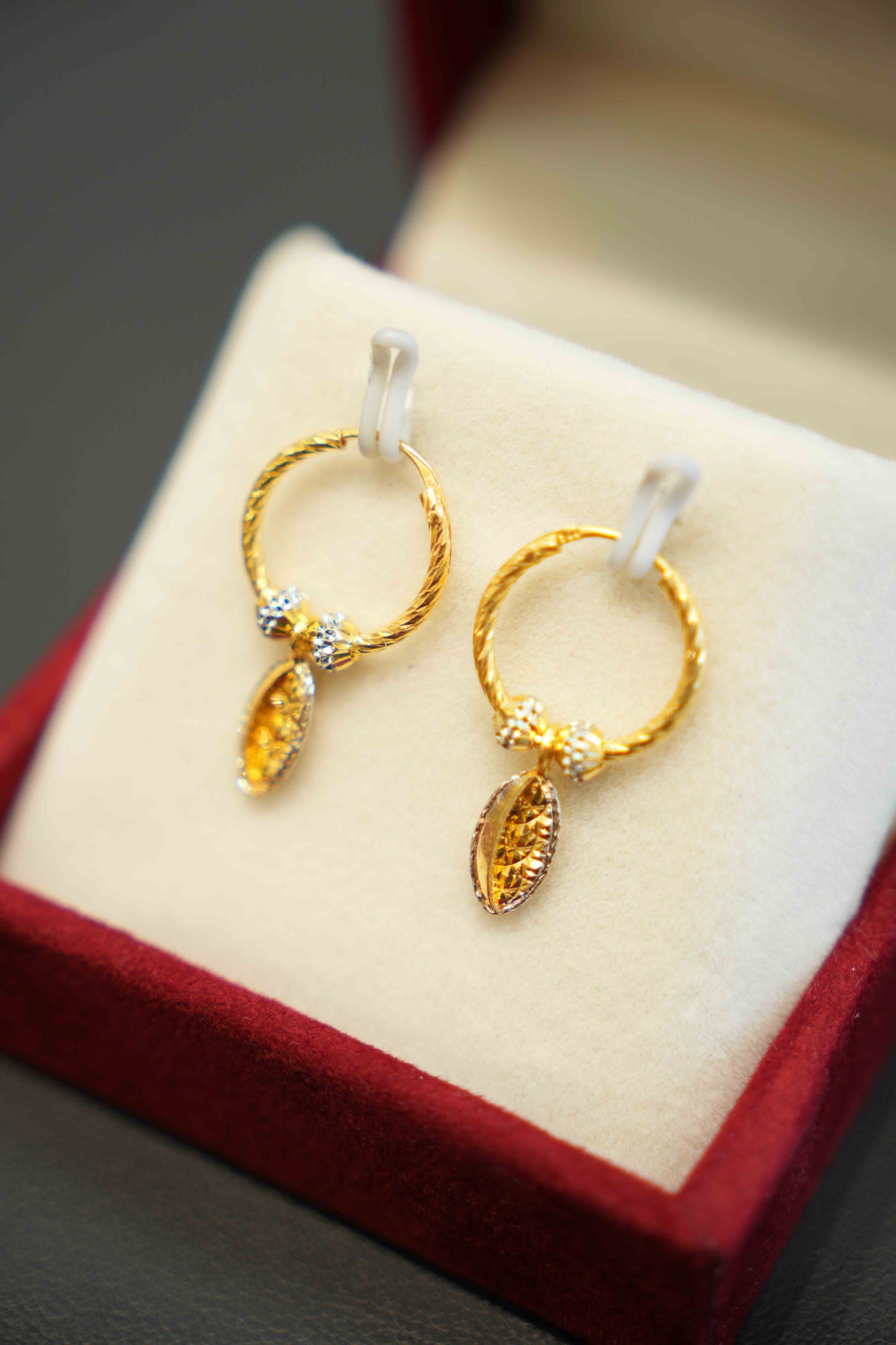 22K Gold Ladies Hanging Earrings