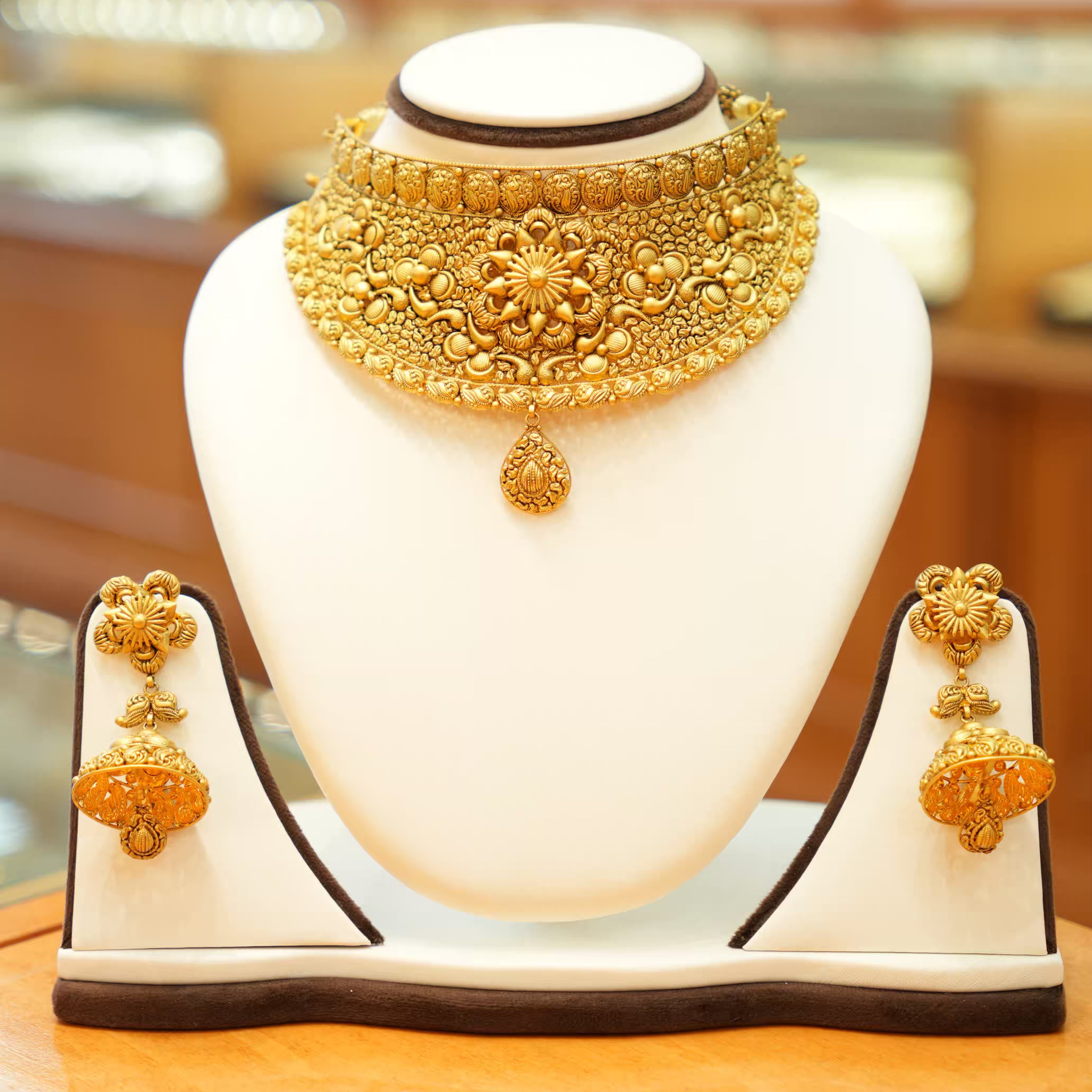 22K Gold Designer Antique Choker Set