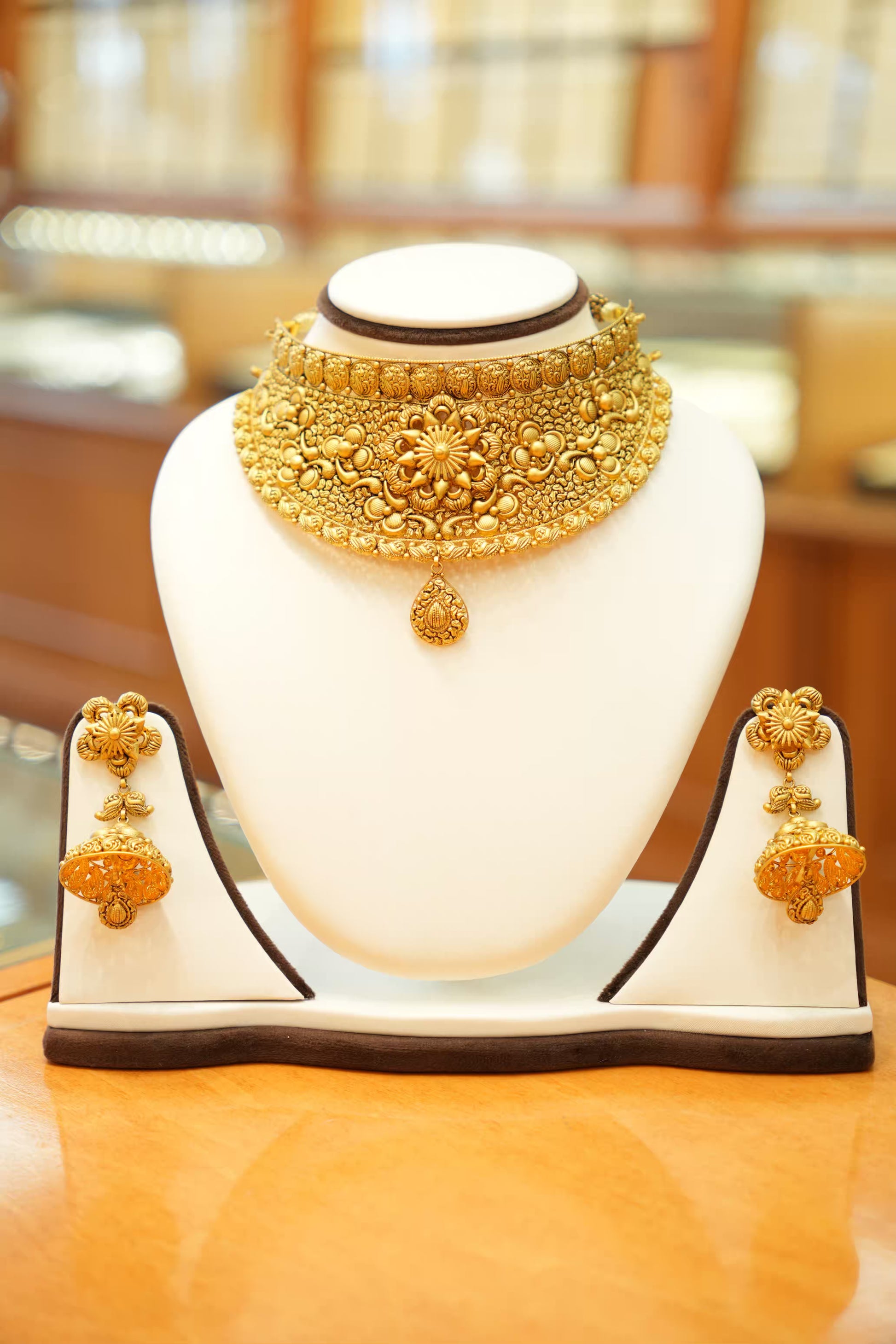 22K Gold Designer Antique Choker Set