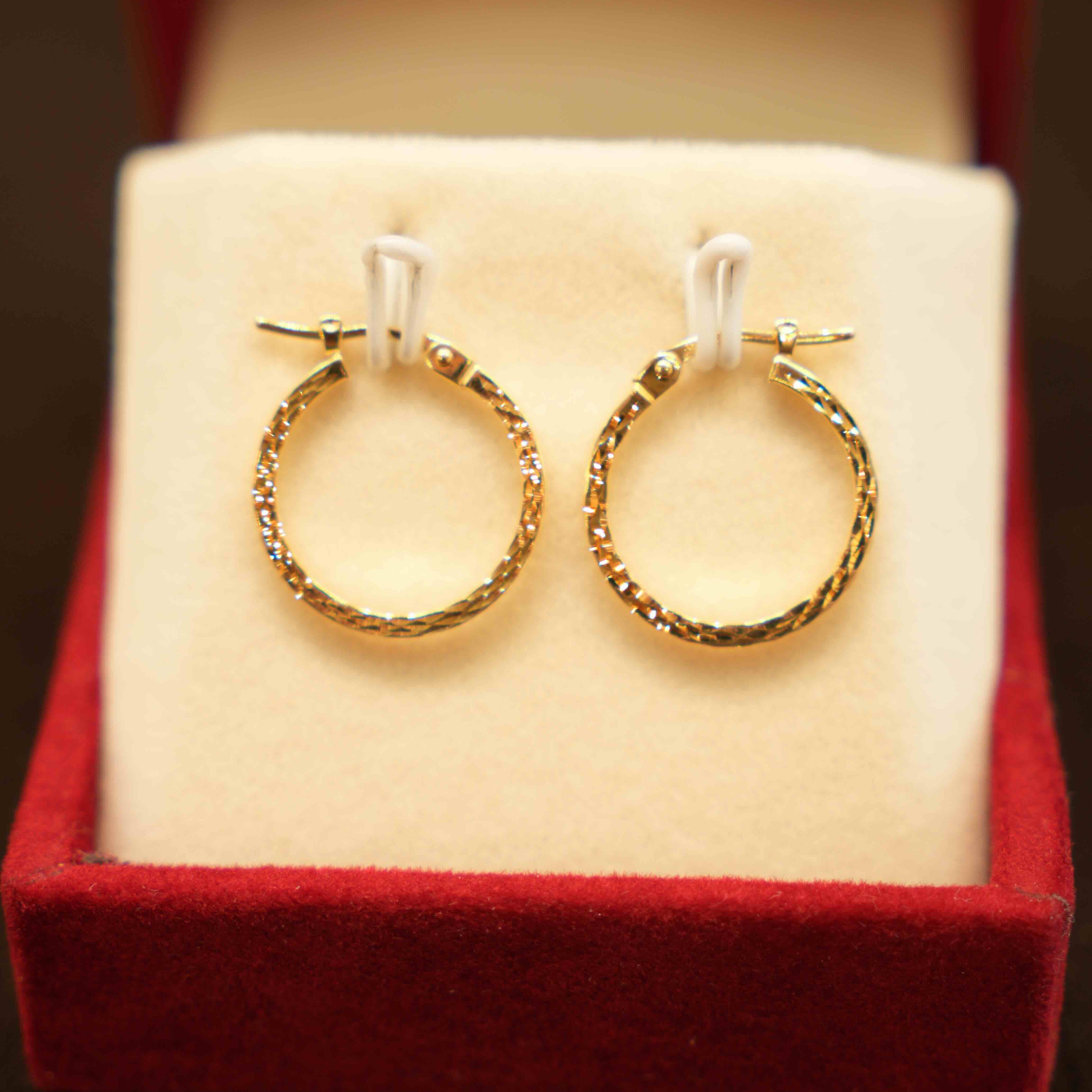 18K Gold Ladies Hoop Earrings