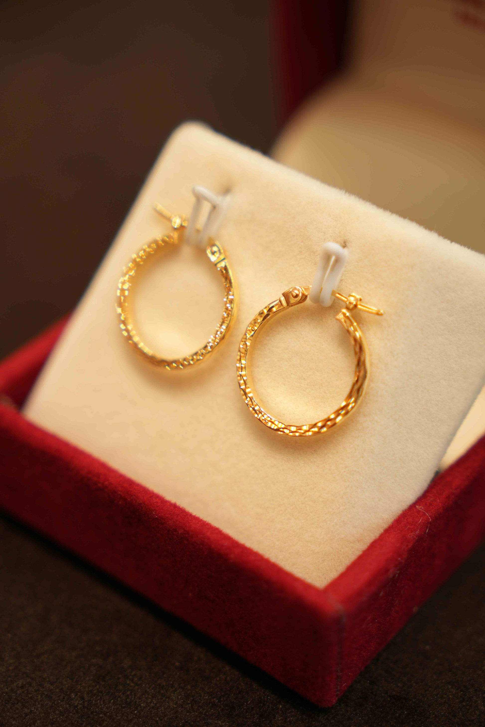 18K Gold Ladies Hoop Earrings