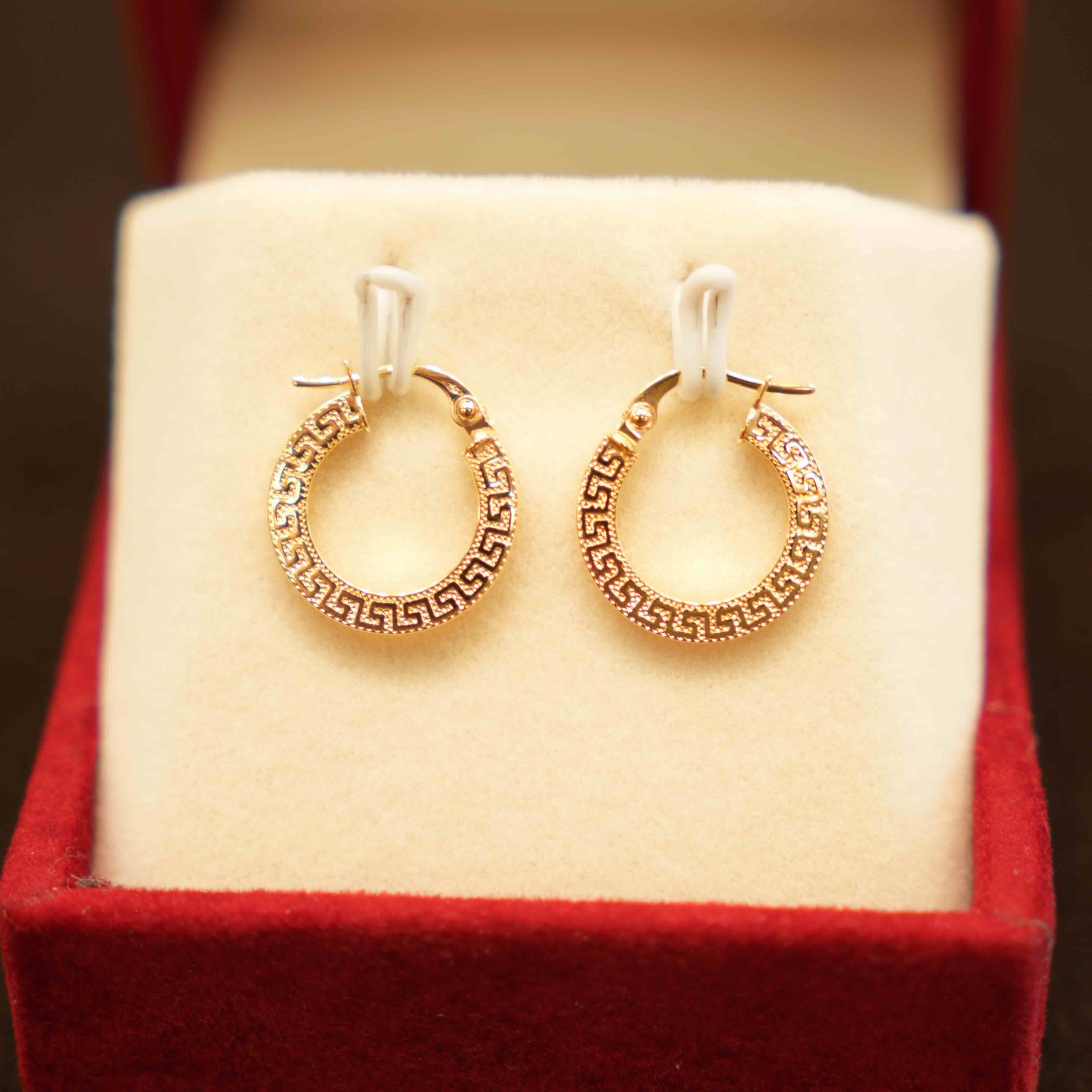 18K Gold Ladies Hoop Earrings