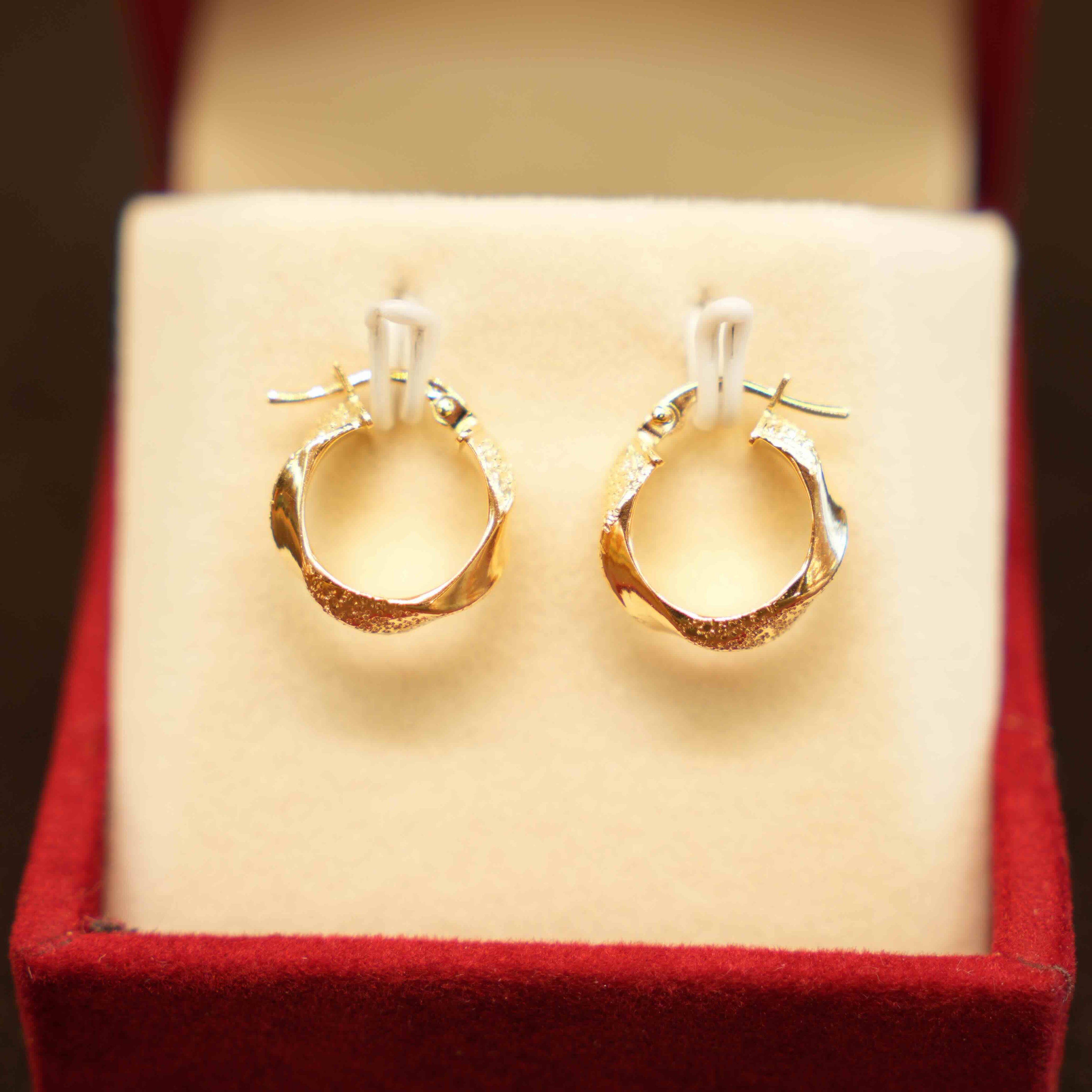 18K Gold Ladies Hoop Earrings