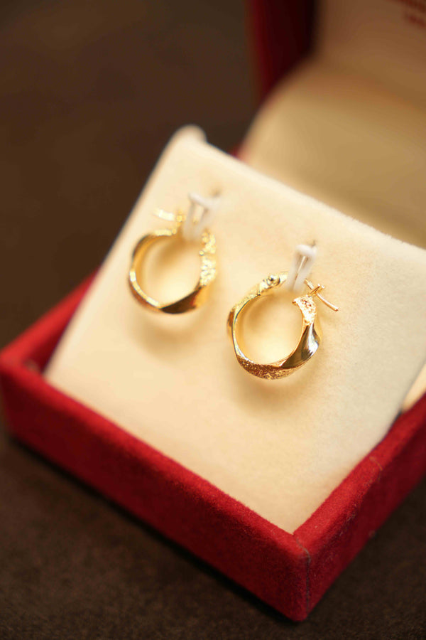 18K Gold Ladies Hoop Earrings