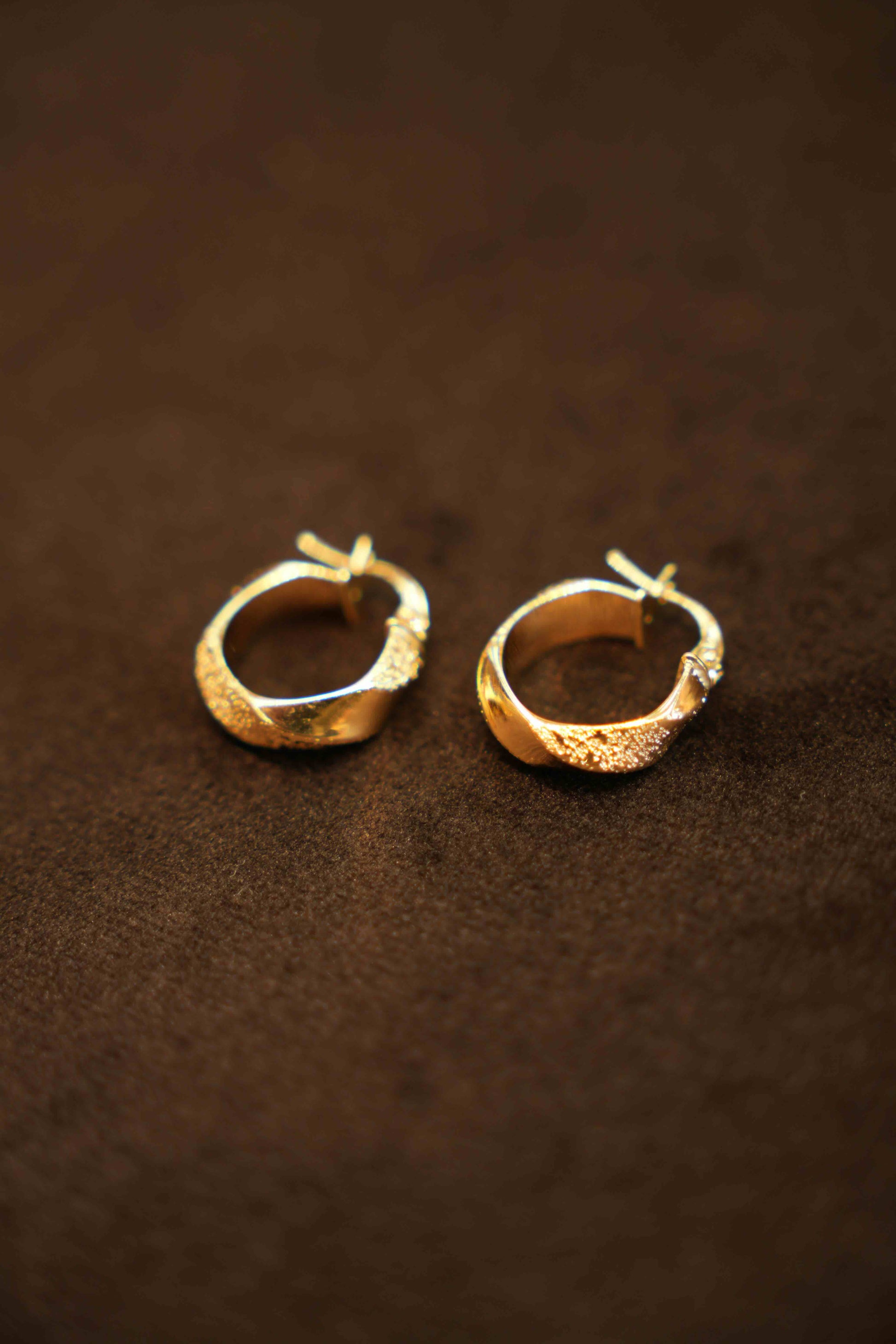 18K Gold Ladies Hoop Earrings