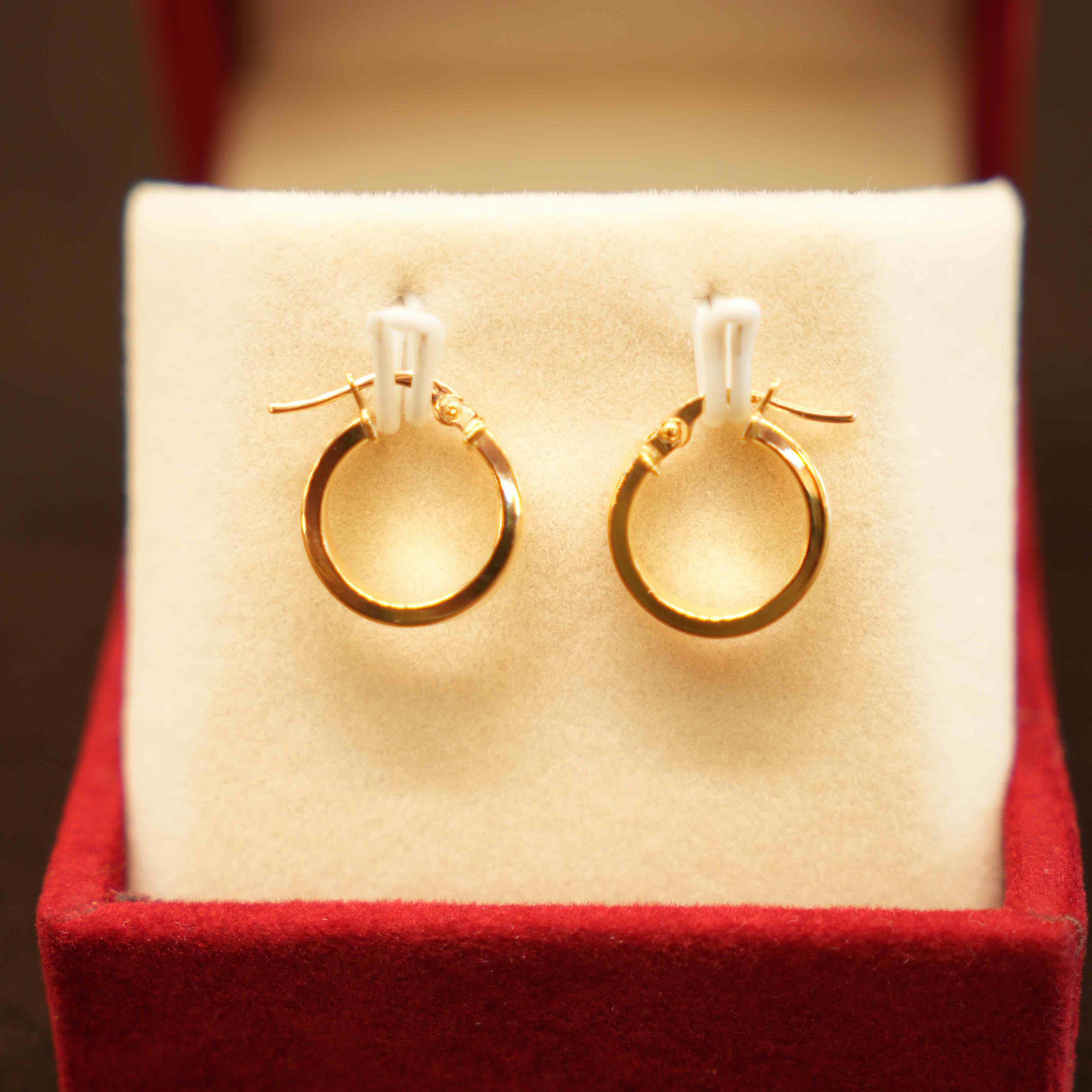 18K Gold Ladies Hoop Earrings