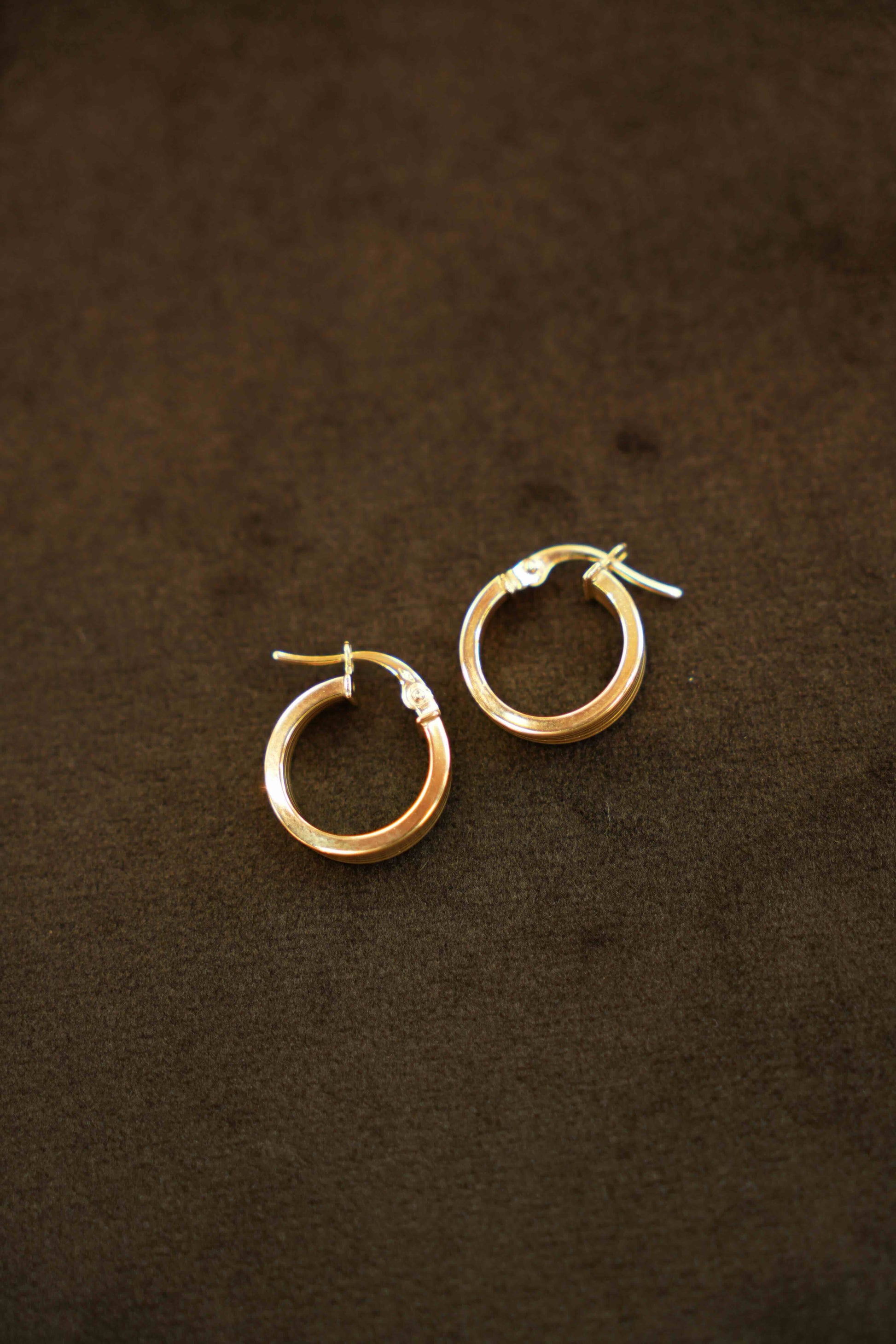 18K Gold Ladies Hoop Earrings