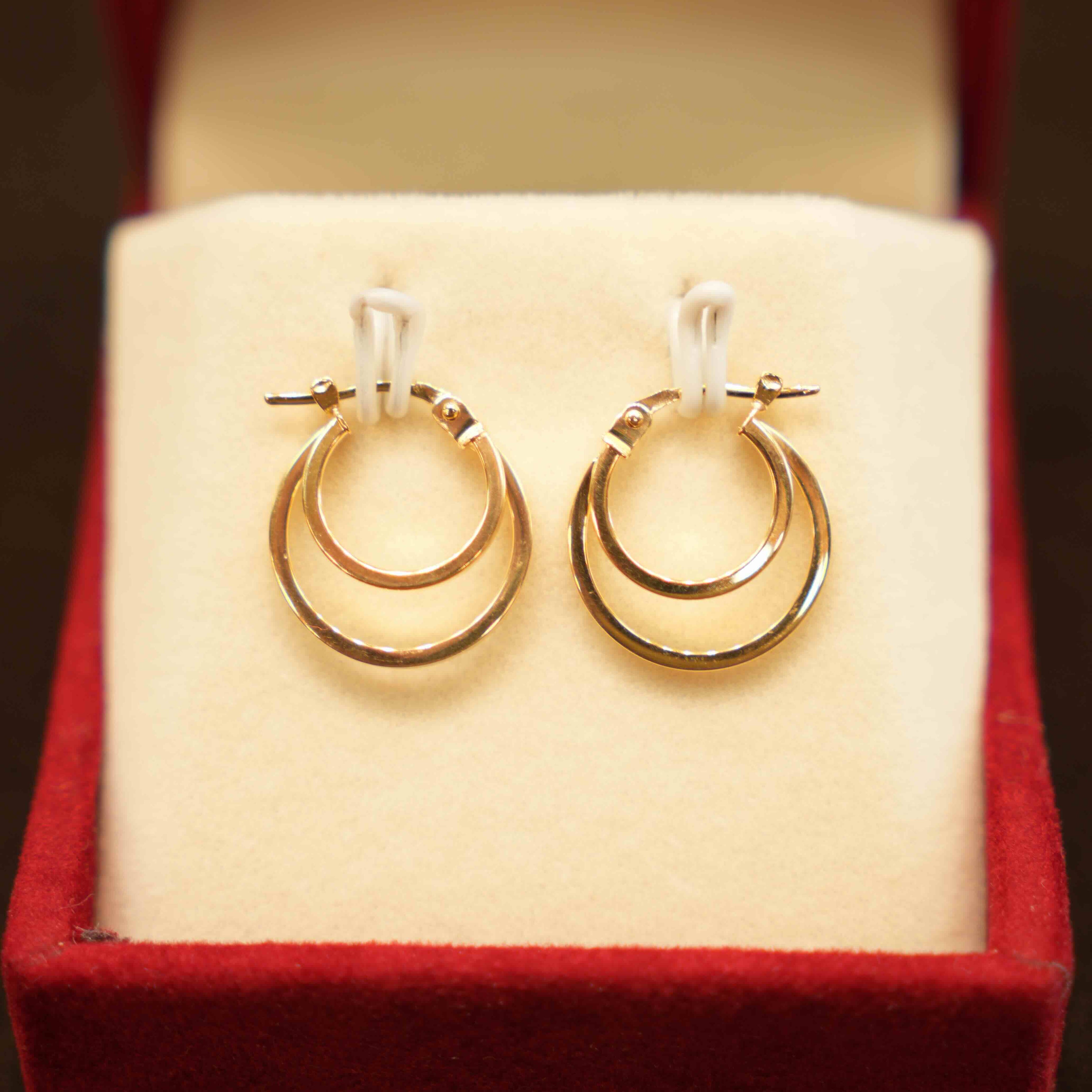 18K Gold Ladies Hoop Earrings