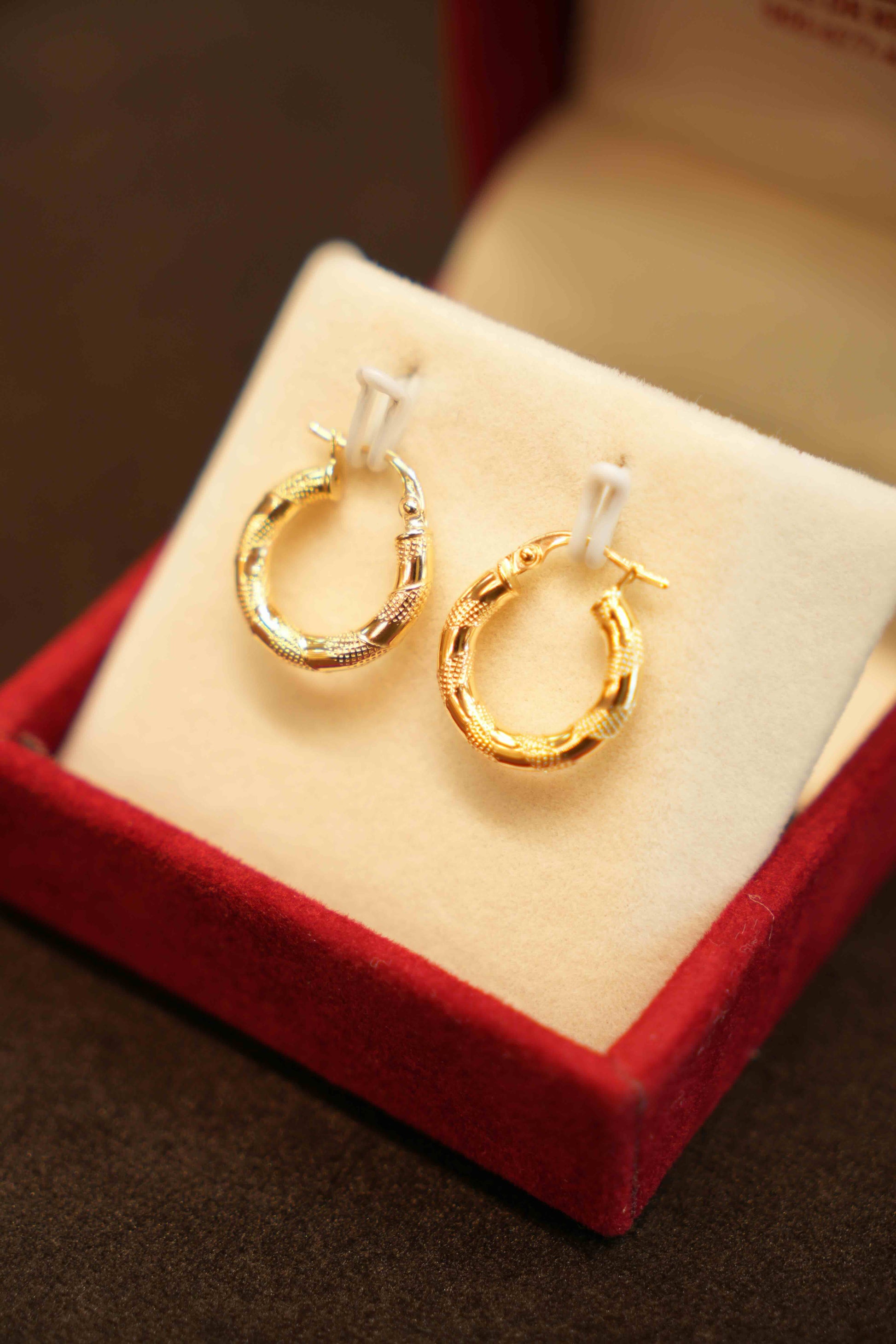 18K Gold Ladies Hoop Earrings