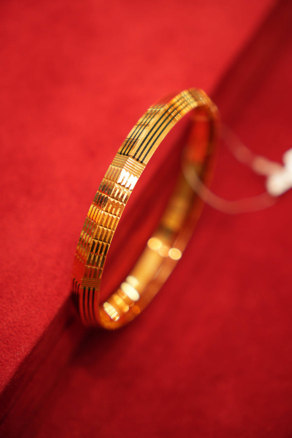 22K Gold Designer Men's Kara with Black-tone Pattern