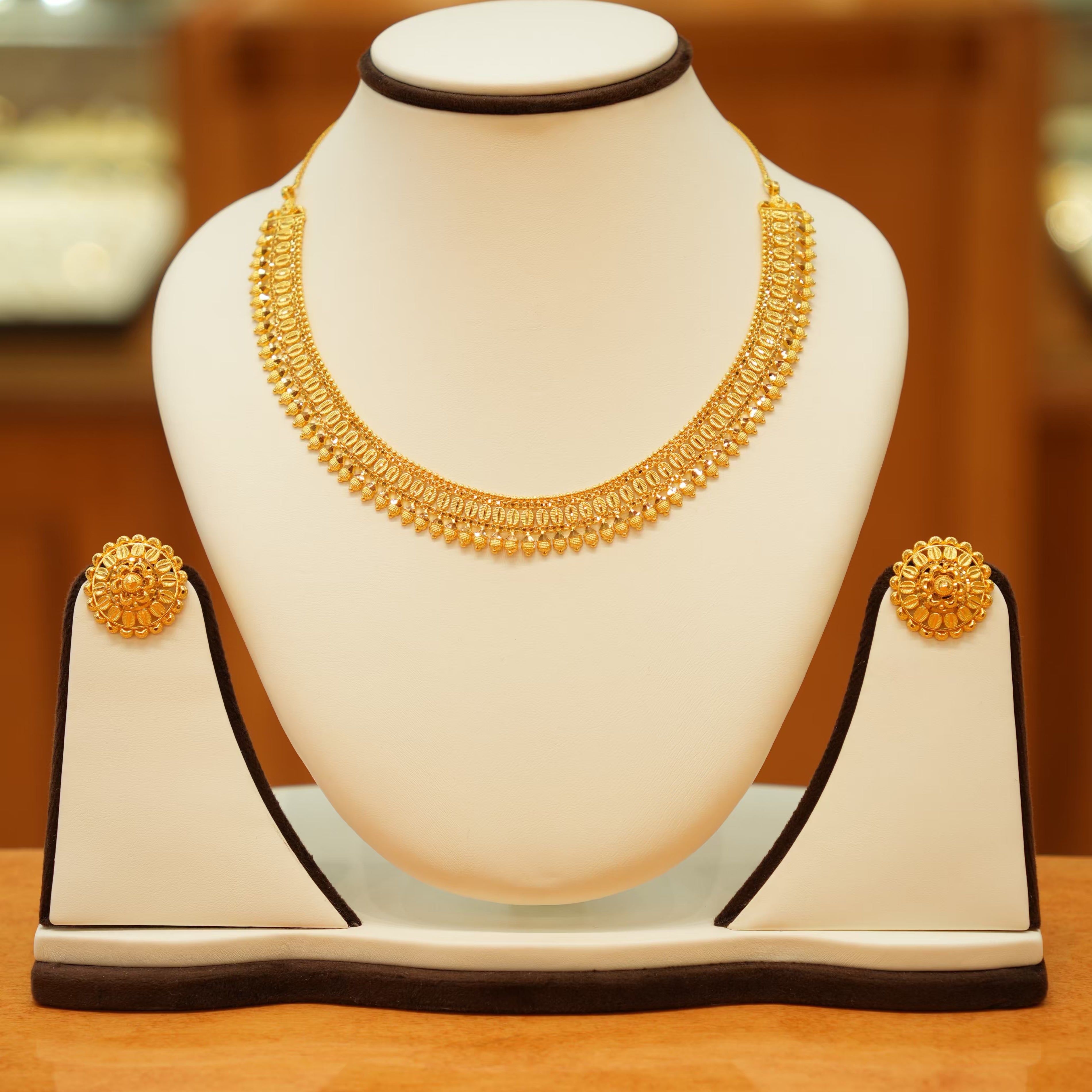 22K Gold Lightweight Traditional Necklace Set with Round Earrings