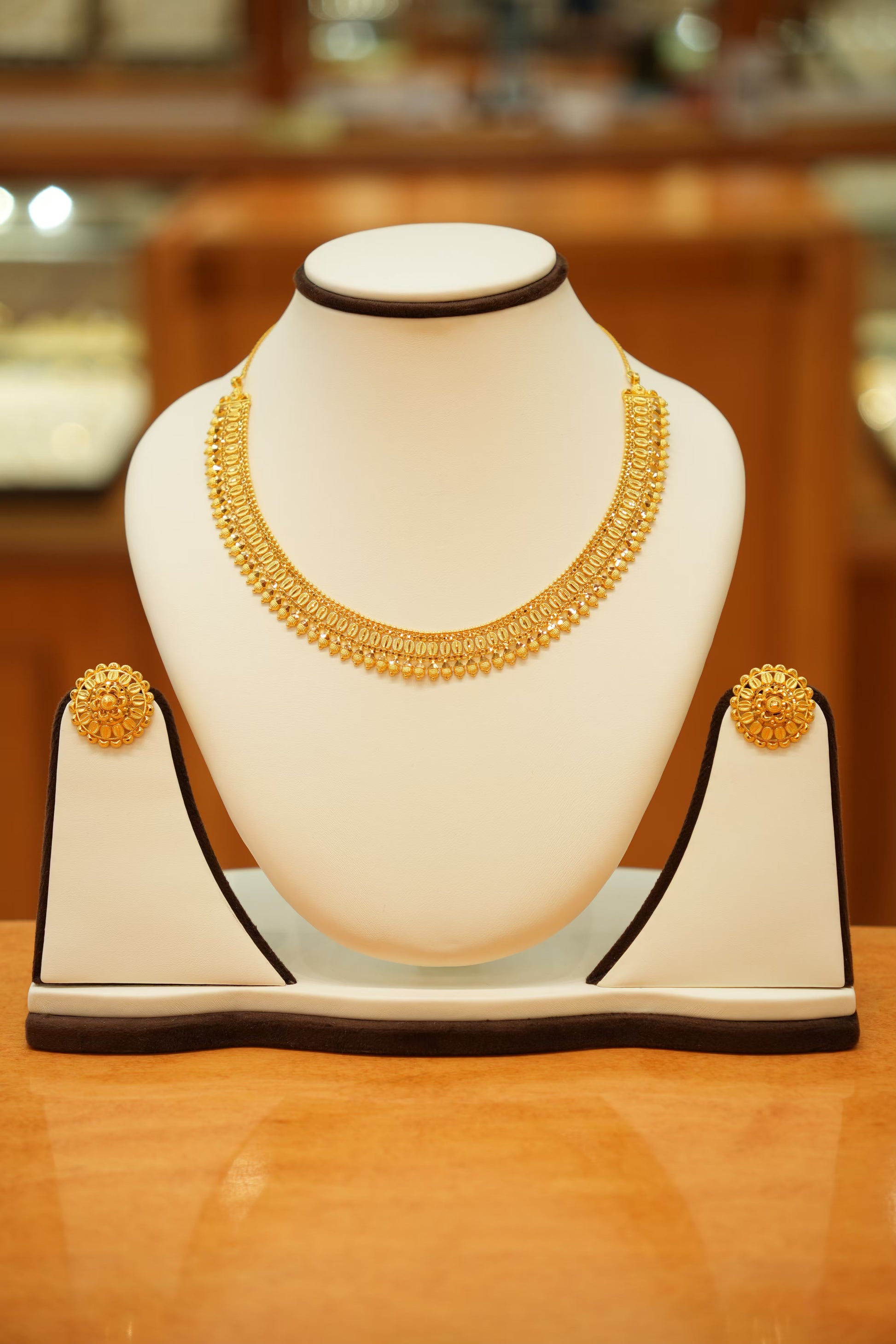 22K Gold Lightweight Traditional Necklace Set with Round Earrings