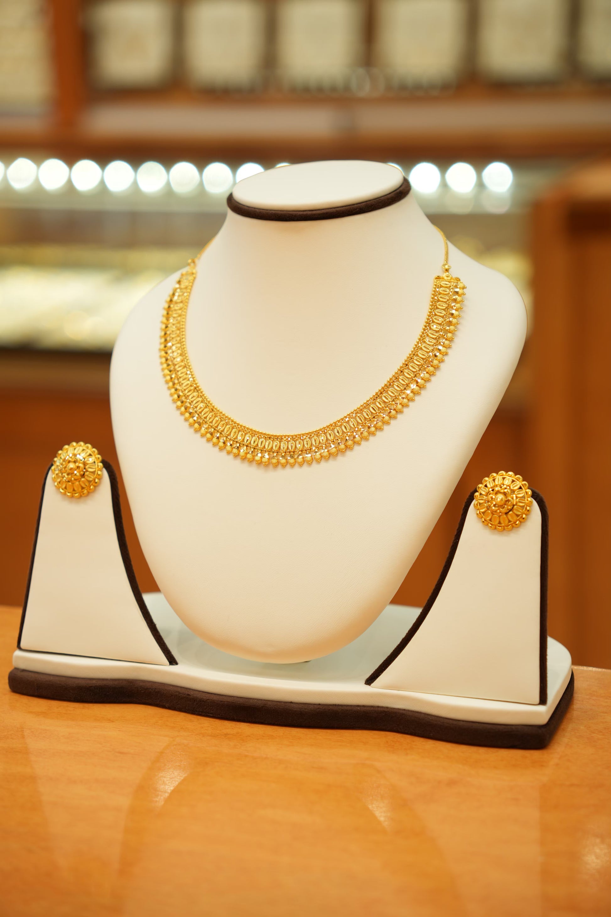 22K Gold Lightweight Traditional Necklace Set with Round Earrings