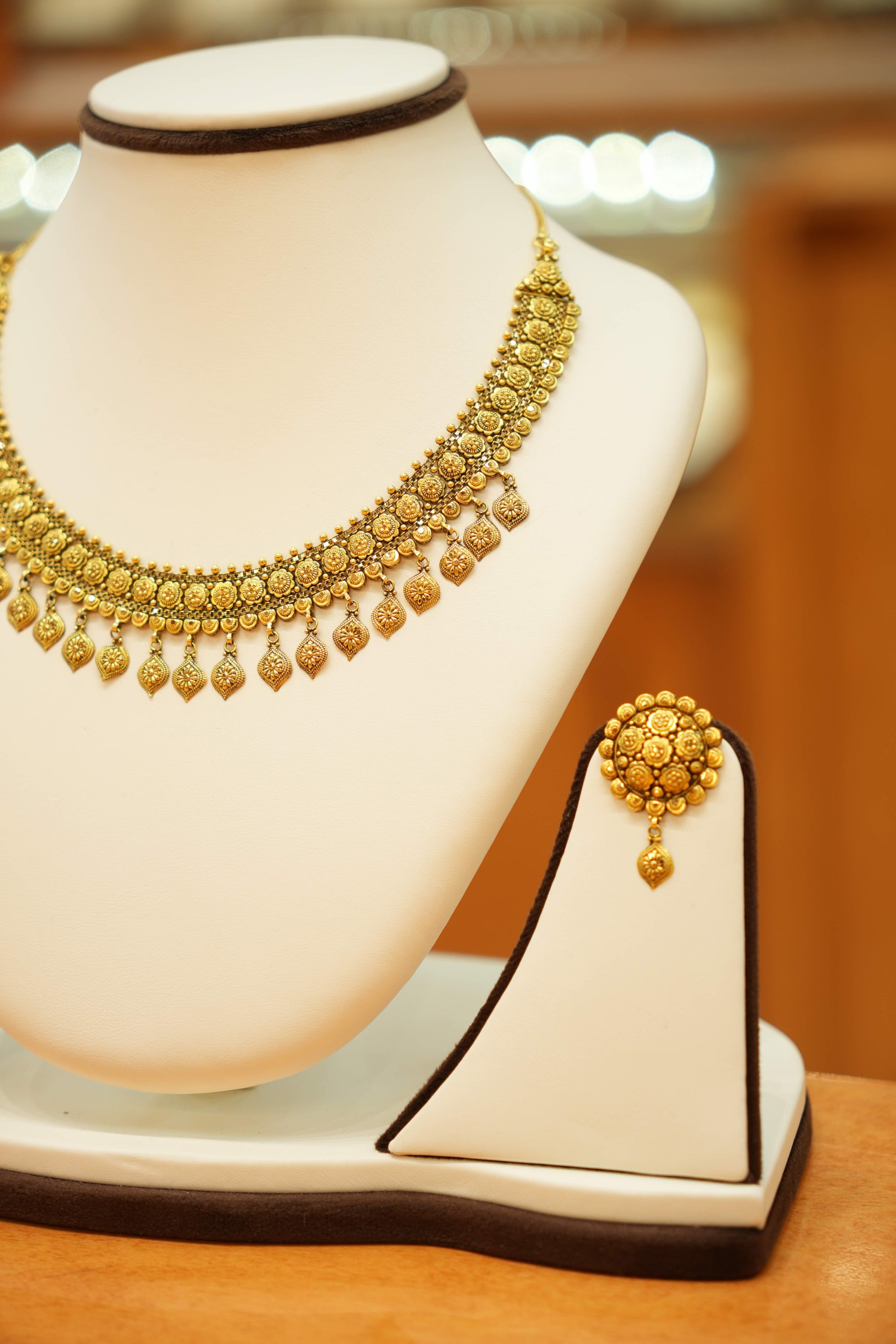 22K Gold Lightweight Antique Necklace Set with Drop Earrings