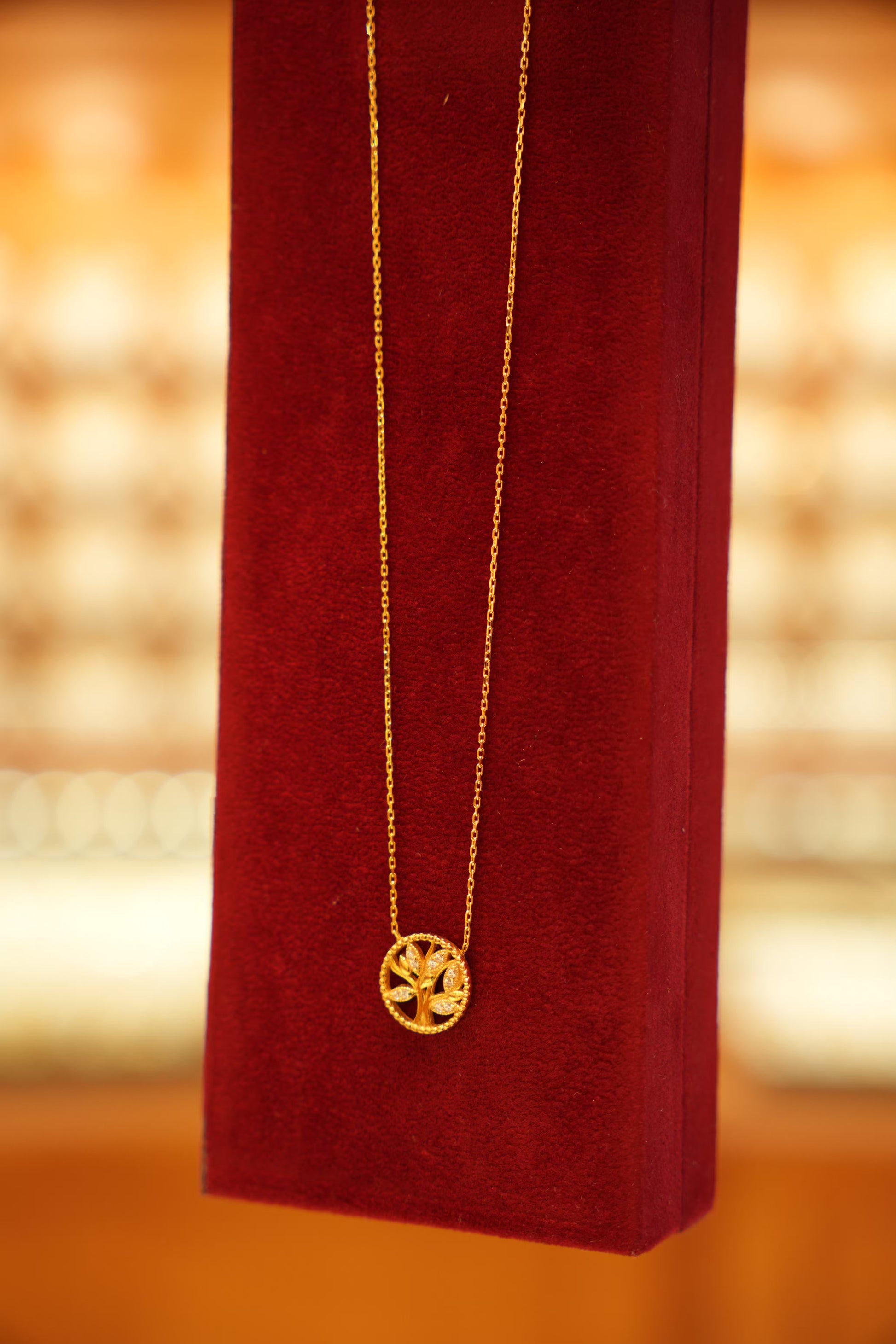 22K Gold Designer Round Stone Pendant Chain (18 Inches)