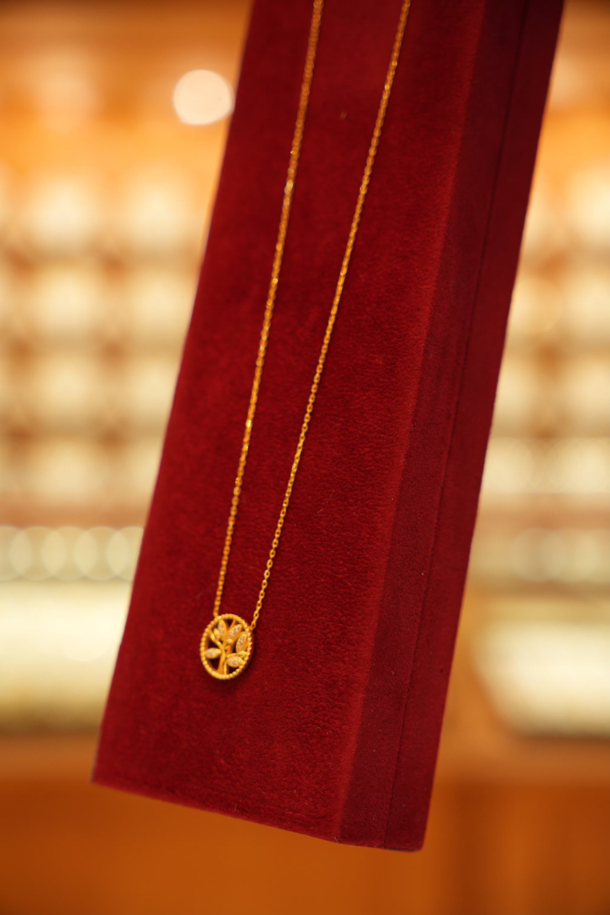 22K Gold Designer Round Stone Pendant Chain (18 Inches)