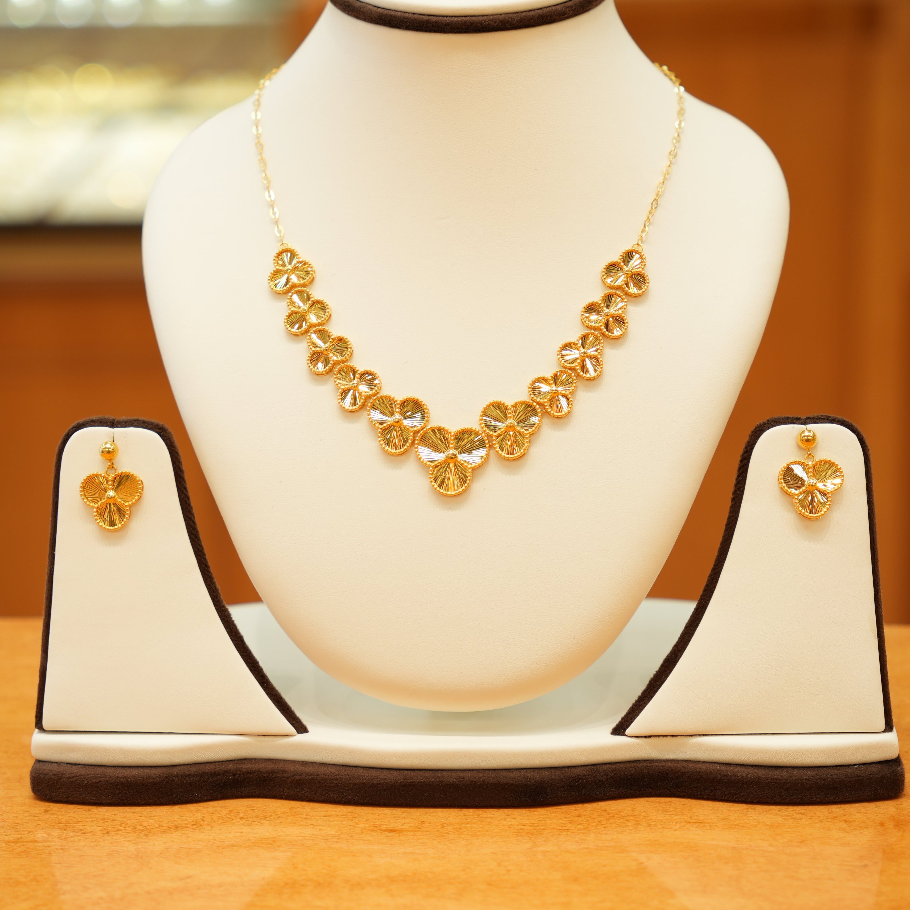 22K Gold Designer Trillium Flower Necklace Set with Hanging Earrings