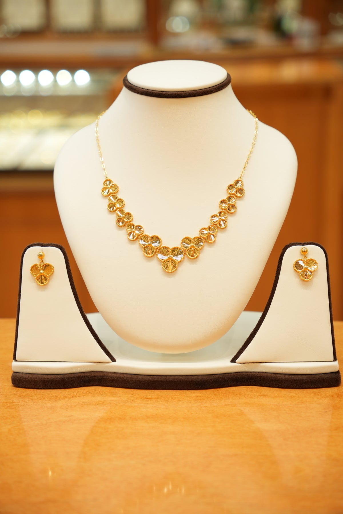 22K Gold Designer Trillium Flower Necklace Set with Hanging Earrings
