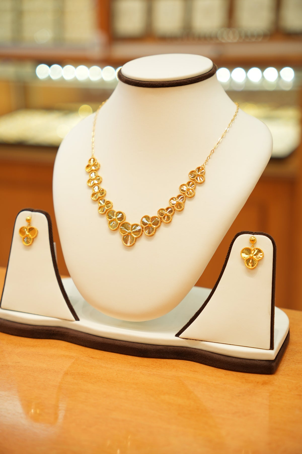 22K Gold Designer Trillium Flower Necklace Set with Hanging Earrings