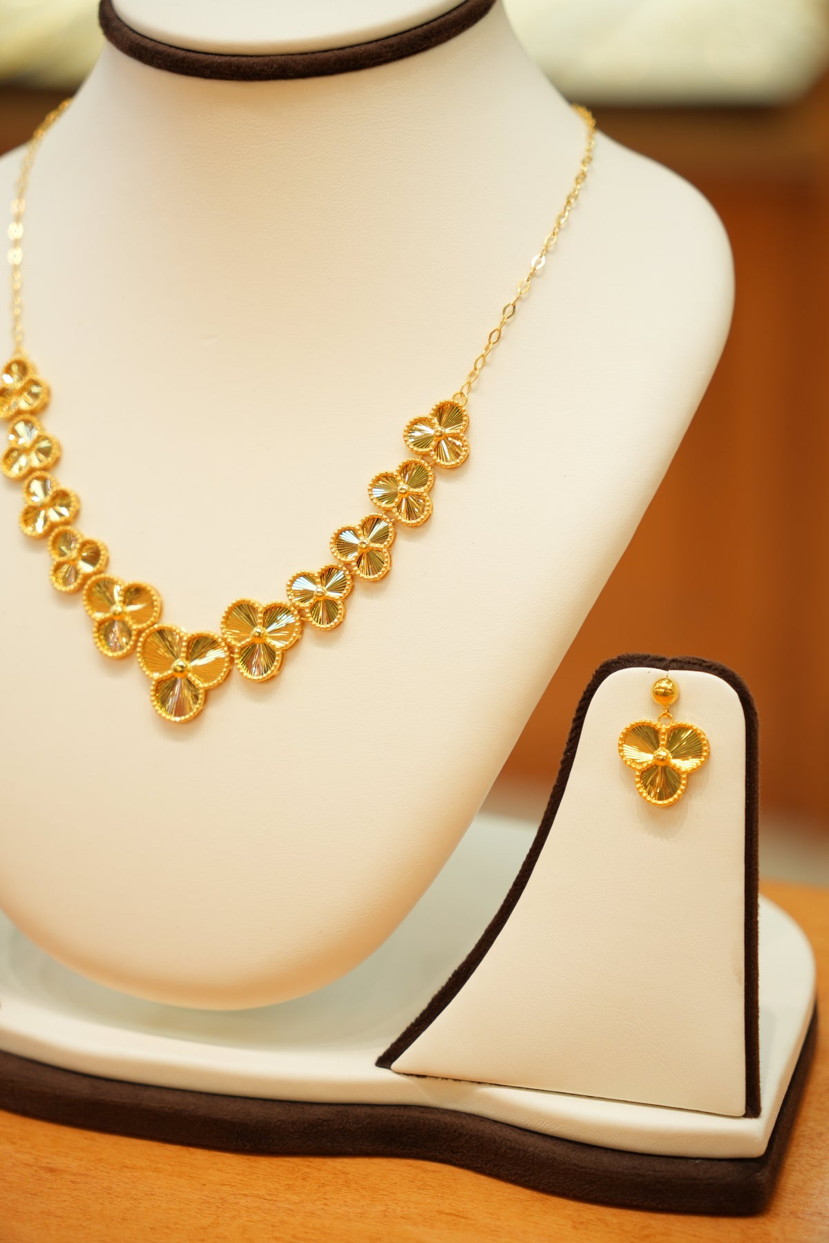 22K Gold Designer Trillium Flower Necklace Set with Hanging Earrings
