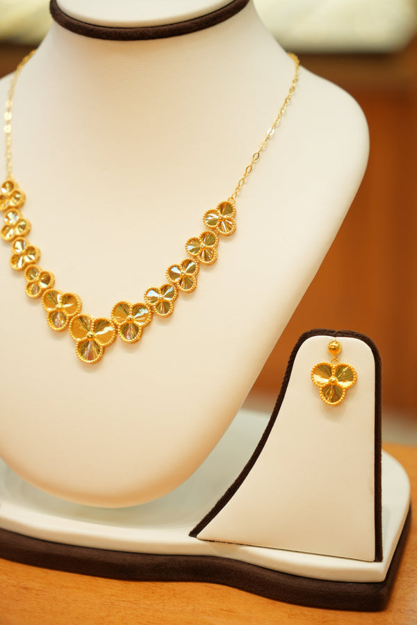 22K Gold Designer Trillium Flower Necklace Set with Hanging Earrings