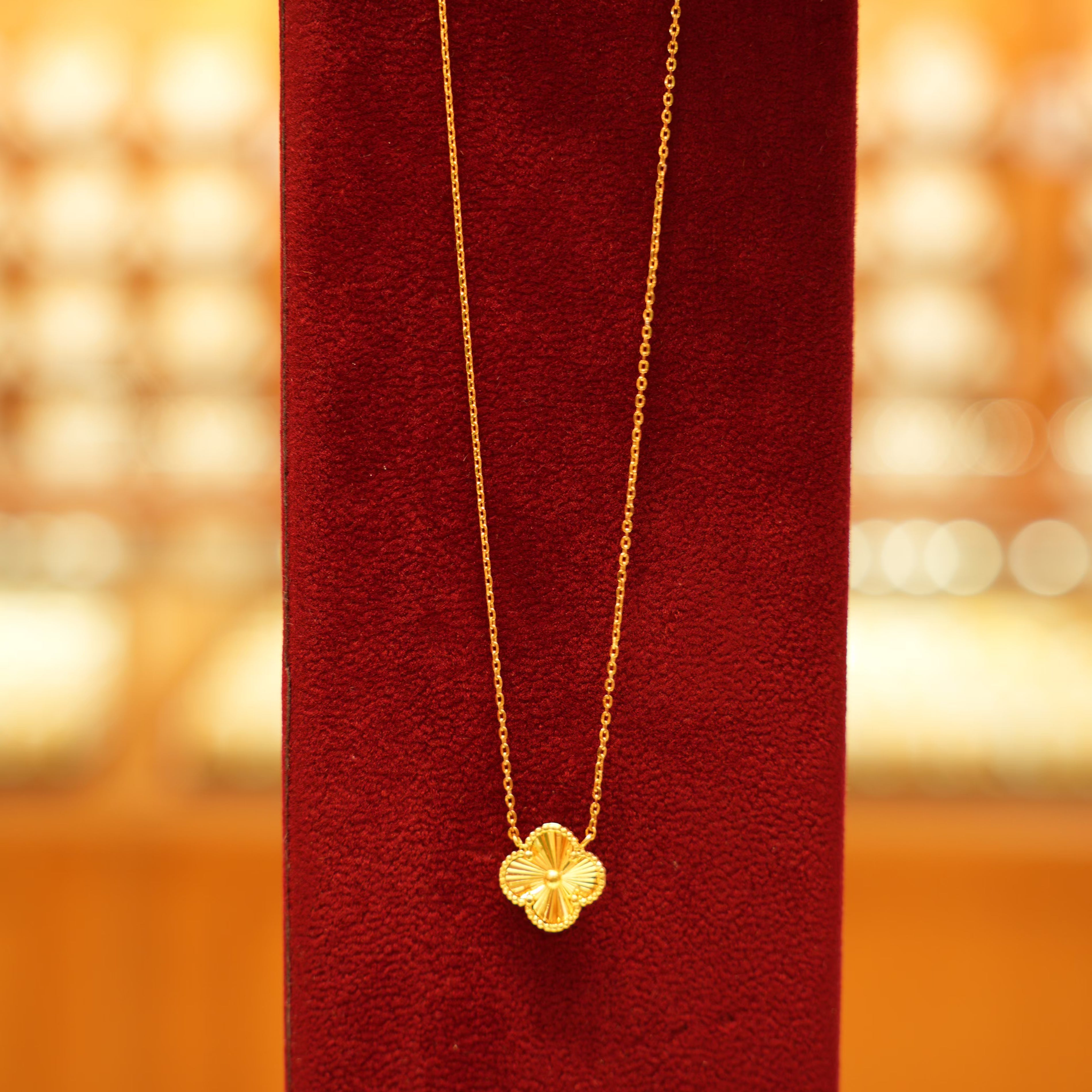 22K Gold Designer Fluted Clover Pendant Chain (18 Inches)