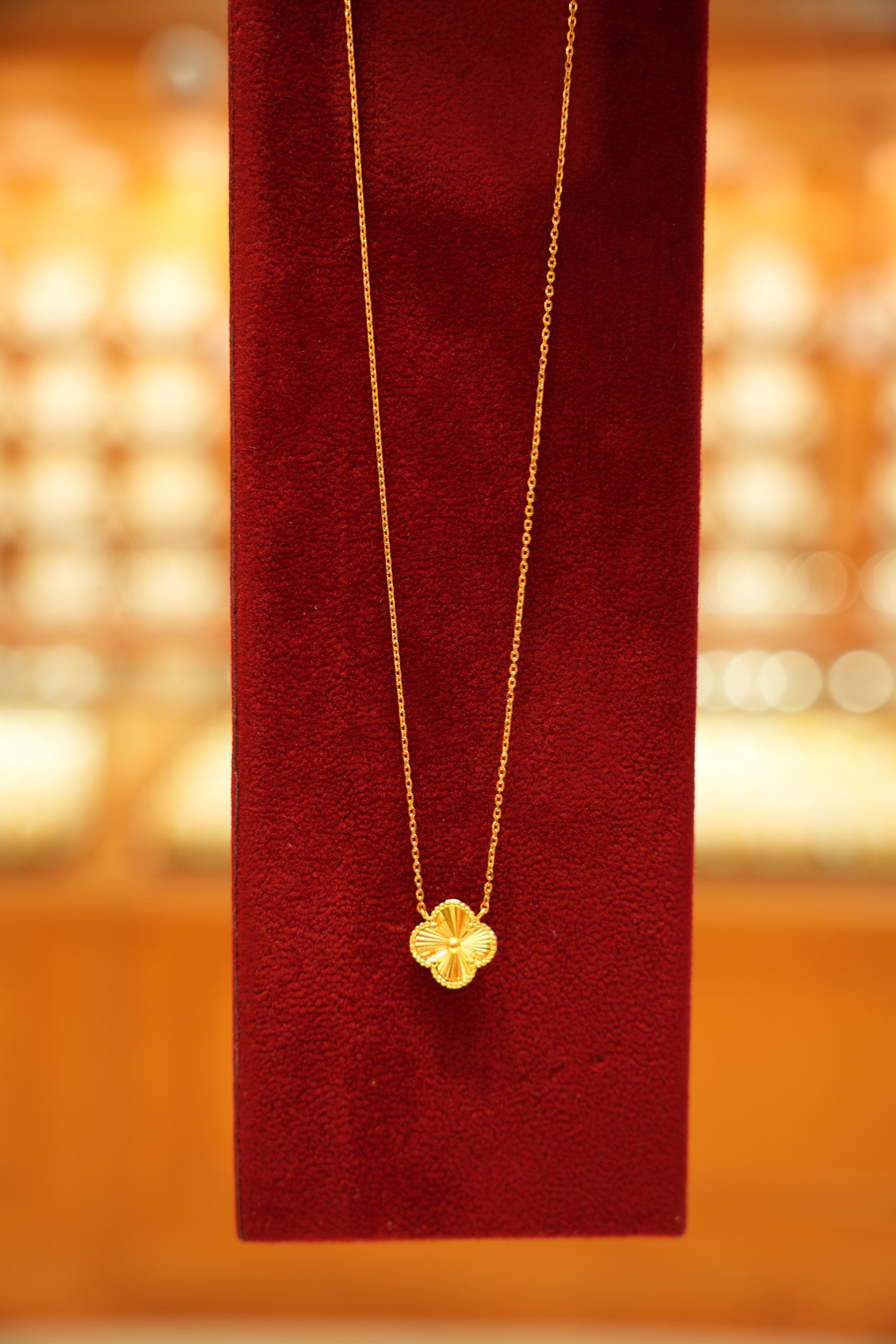 22K Gold Designer Fluted Clover Pendant Chain (18 Inches)