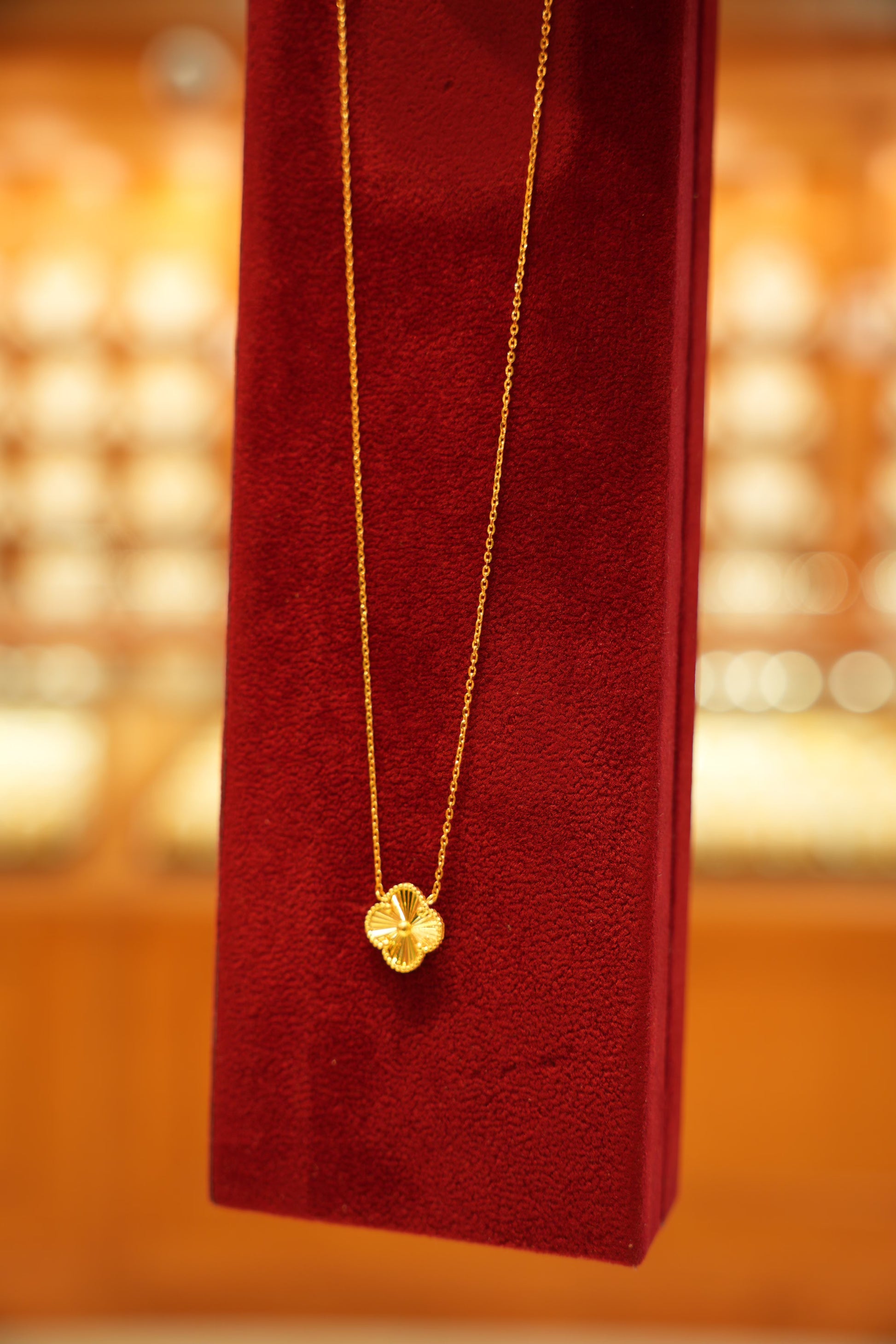 22K Gold Designer Fluted Clover Pendant Chain (18 Inches)