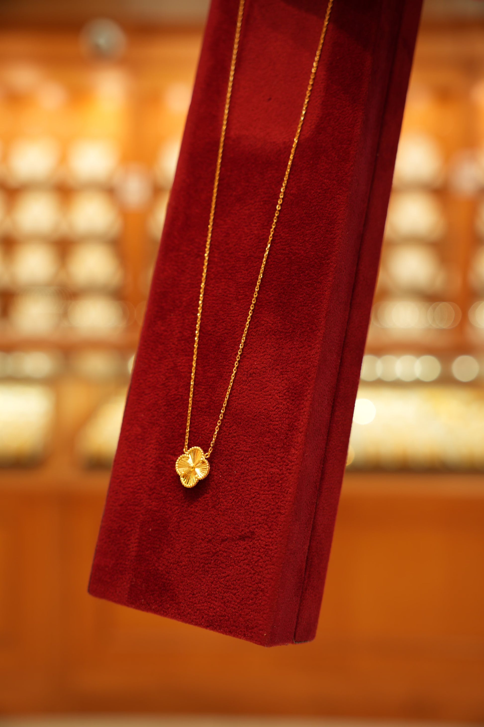 22K Gold Designer Fluted Clover Pendant Chain (18 Inches)