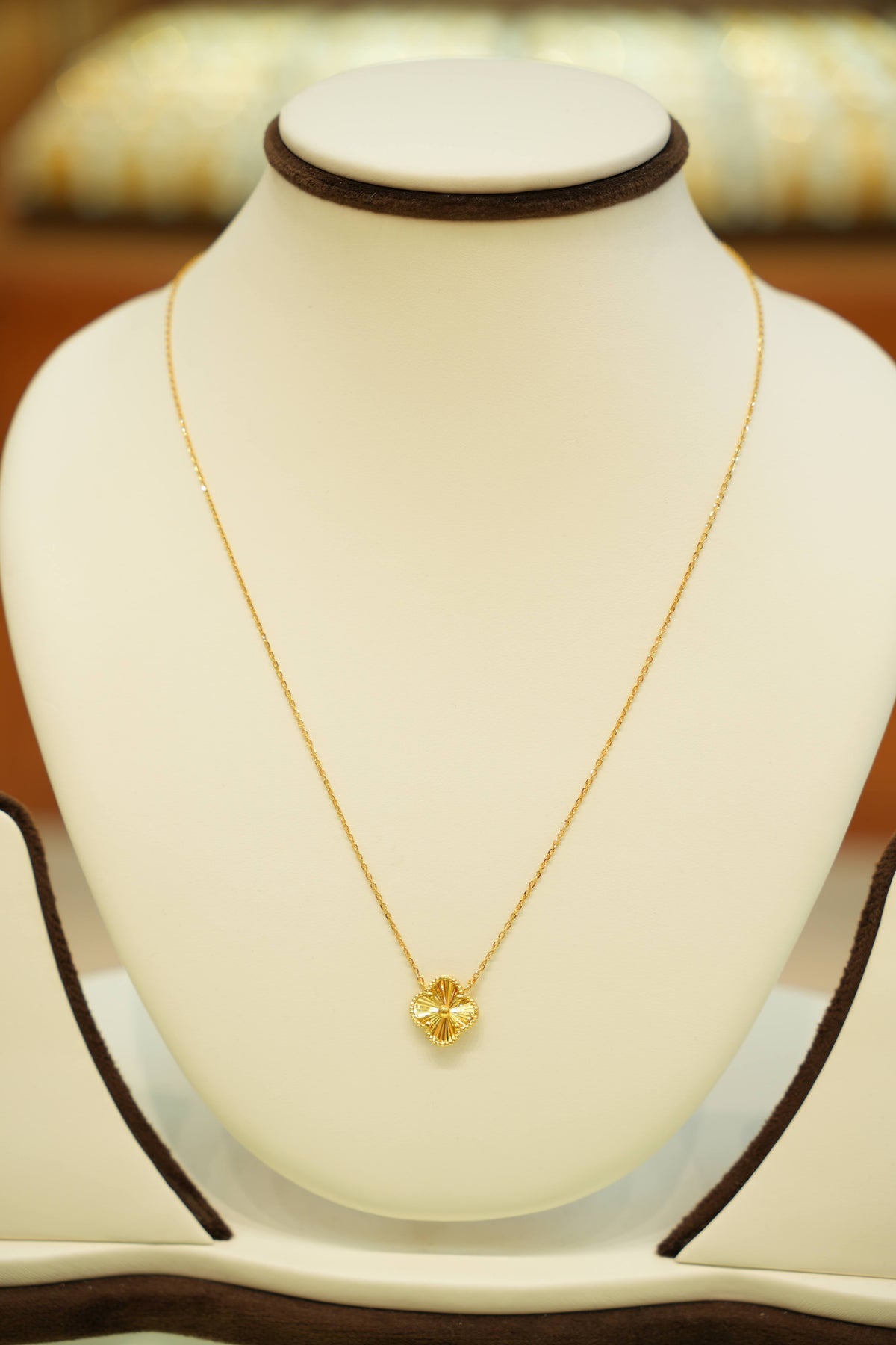 22K Gold Designer Fluted Clover Pendant Chain (18 Inches)