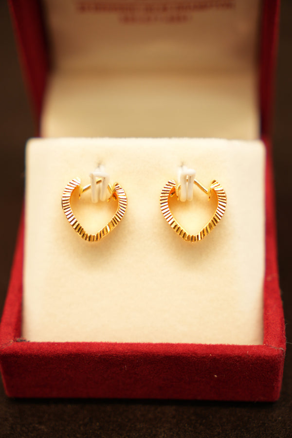 22K Gold Ribbed Heart Hoop Earrings