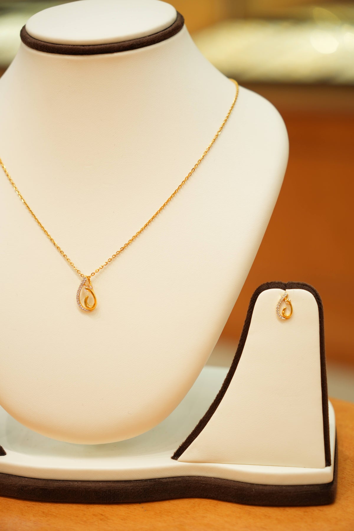 22K Gold Designer Lightweight Stone Pendant Necklace Set with Stud Earrings