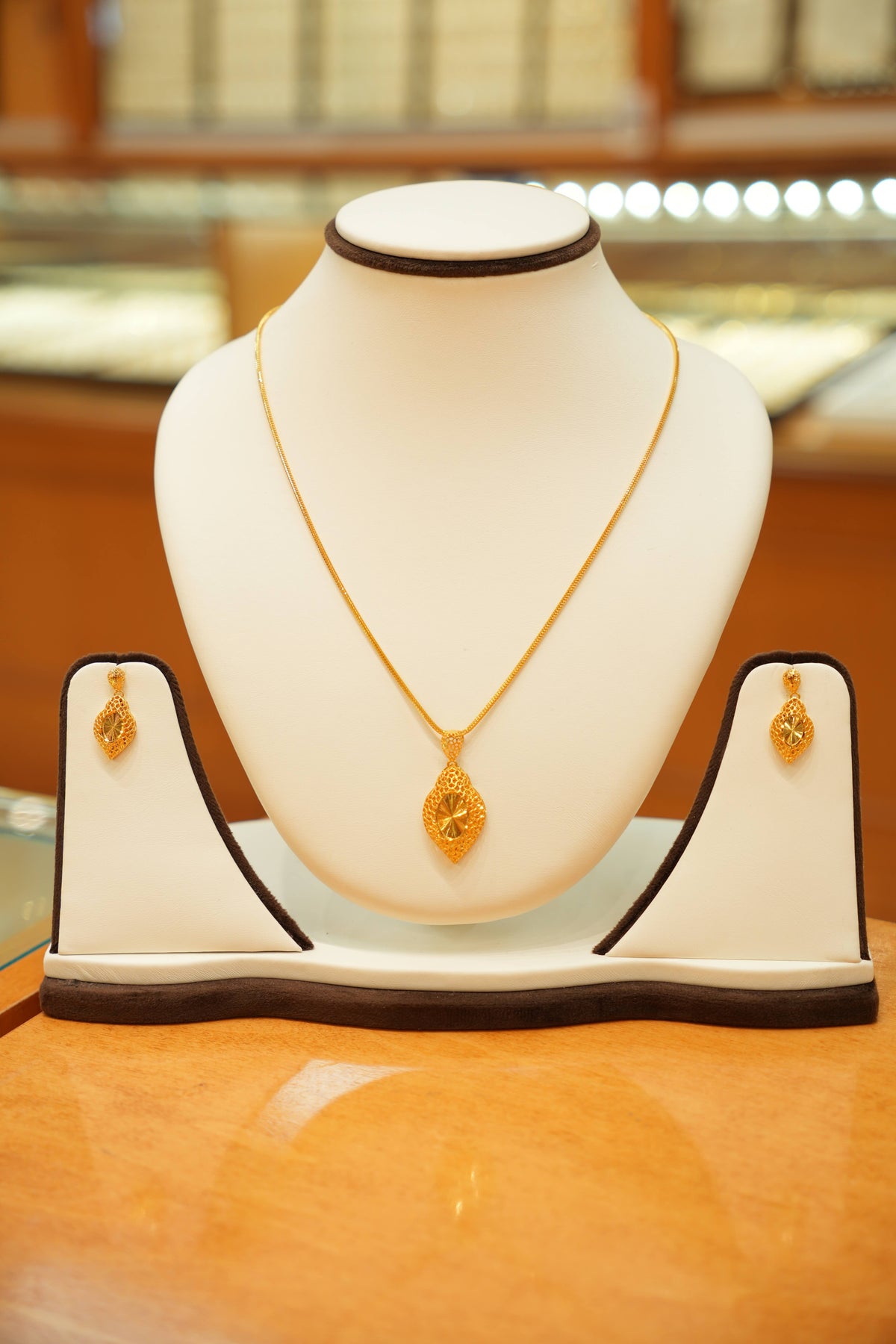 22K Gold Designer Fluted Pendant Necklace Set with Drop Earrings