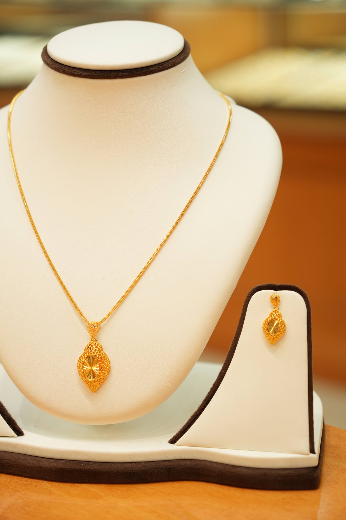 22K Gold Designer Fluted Pendant Necklace Set with Drop Earrings