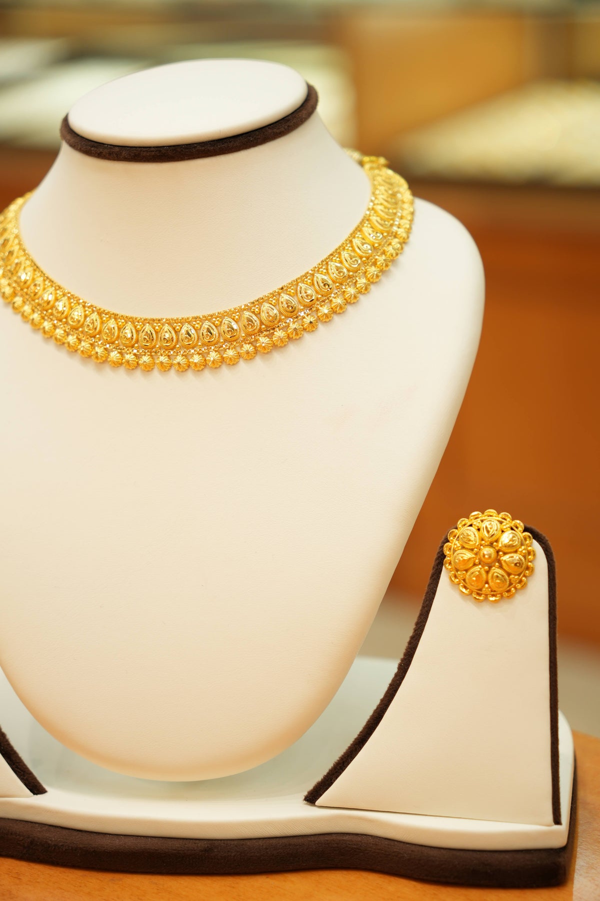 22K Gold Lightweight Traditional Indian Necklace Set with Round Topus Earrings