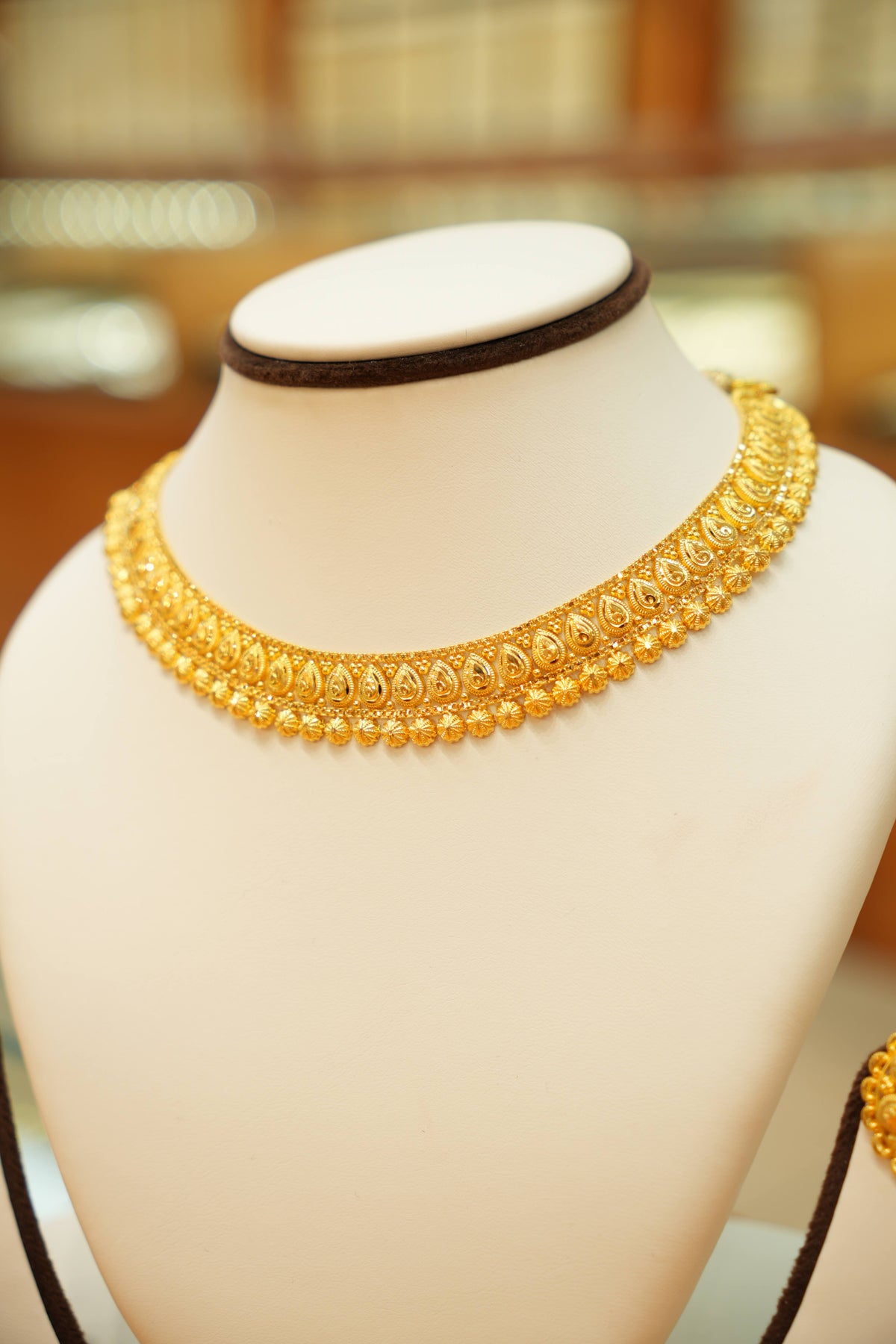 22K Gold Lightweight Traditional Indian Necklace Set with Round Topus Earrings