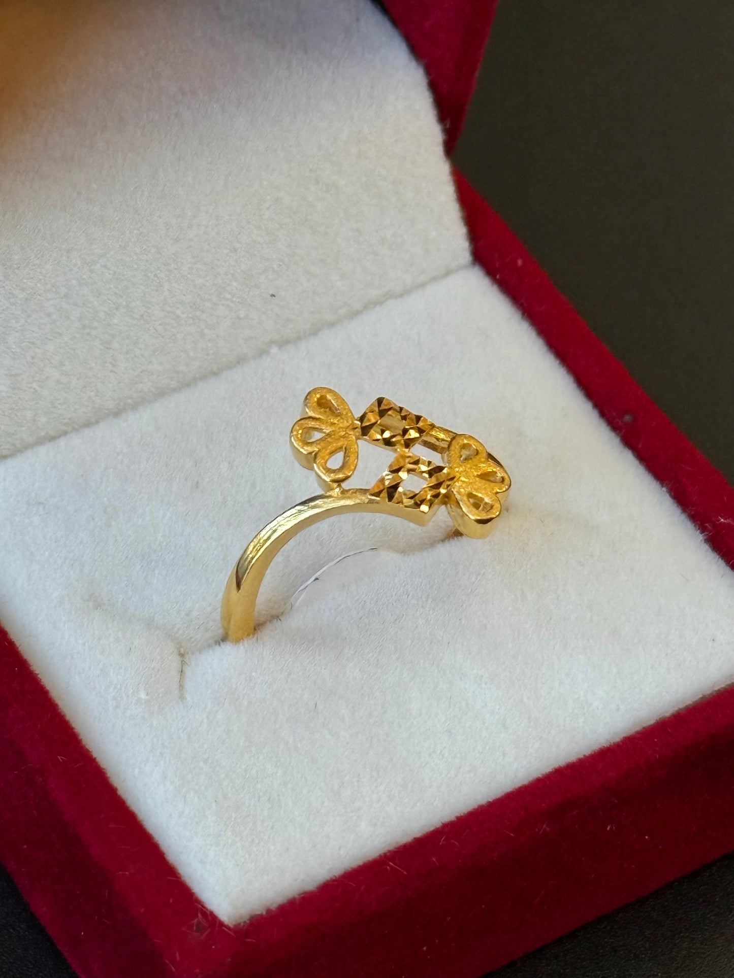 22K Gold Ladies Ring